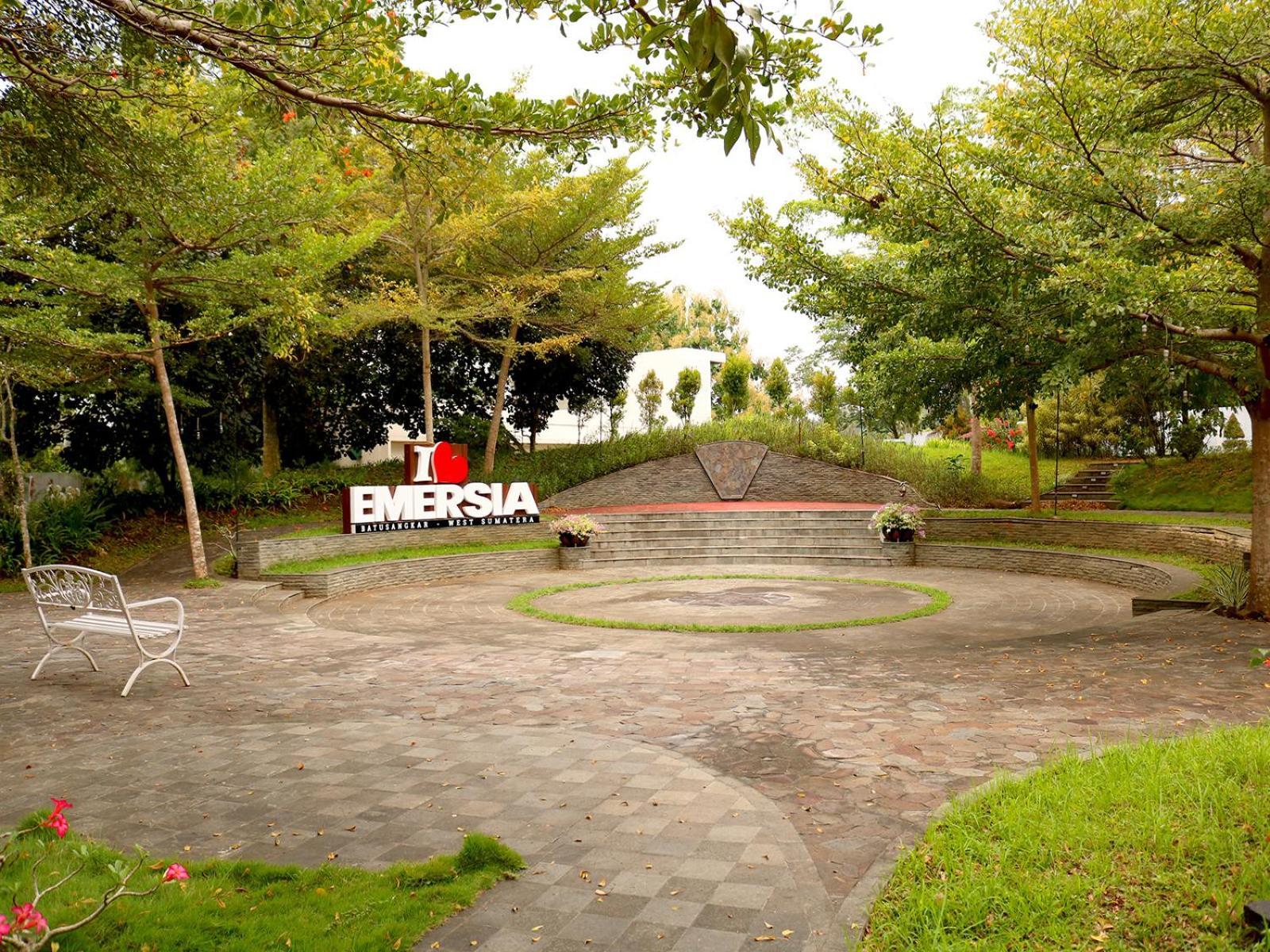 Emersia Hotel & Resort Batusangkar Buitenkant foto